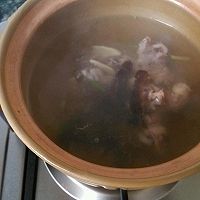 酱萝卜香菇鸡骨汤的做法图解4