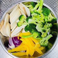 #肉食主义#五色时蔬牛肉酱通心粉的做法图解1