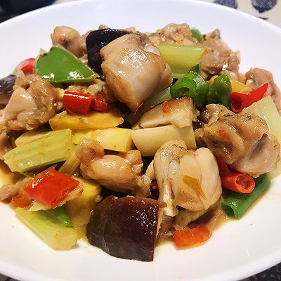 不要被它清爽的样子蒙蔽：鲜嫩的香辣牛蛙