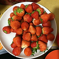 盐洗草莓的做法图解1