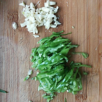 怎样炒出又嫩又绿又香的韭菜。的做法图解2