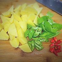 珐琅锅美食：家常土豆烧鸭的做法图解4