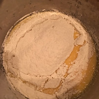 原味戚风蛋糕卷的做法图解2