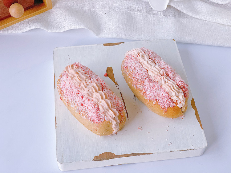 鲜牛乳粉嫩草莓奶油面包的做法