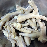 酸辣鸡脚的做法图解1