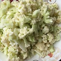 菜花炒鸡蛋的做法图解1