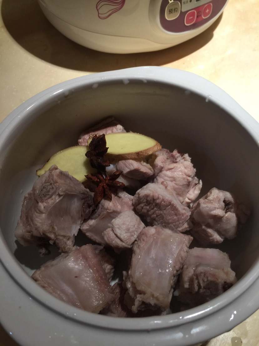 【锦sun玉食】玉米板栗排骨汤的做法图解3