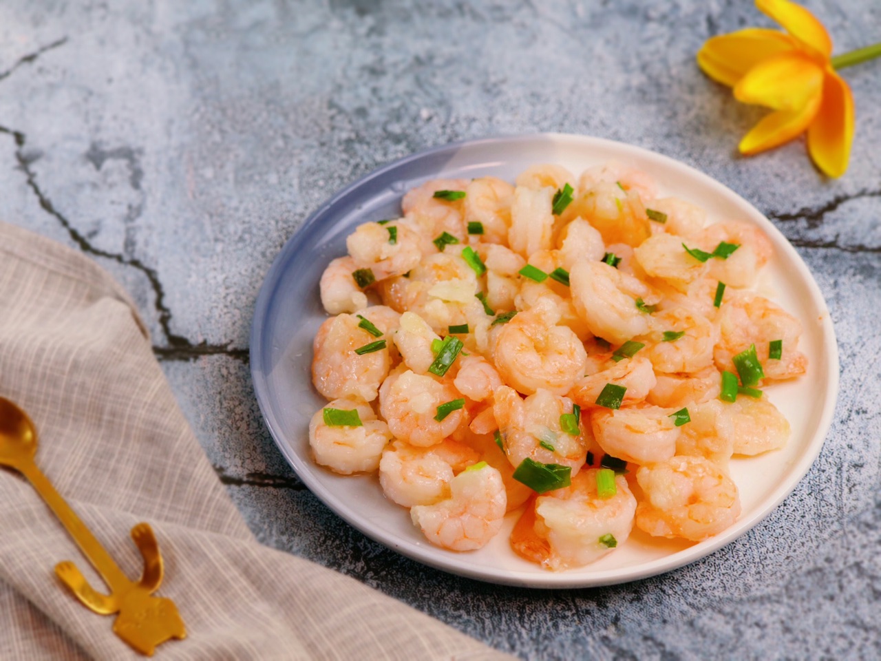 清炒河虾这样做，简单美味，肉质细嫩，营养丰富 - 哔哩哔哩