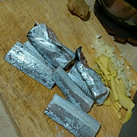 红烧带鱼煮豆皮的做法图解1