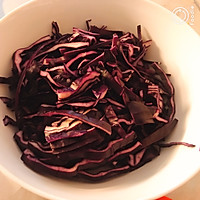 爽口小凉菜——紫甘蓝拌黄瓜的做法图解2