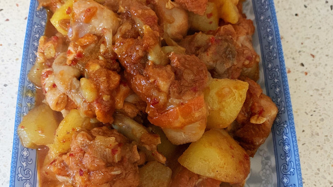 辣酱鸡腿炖土豆的做法