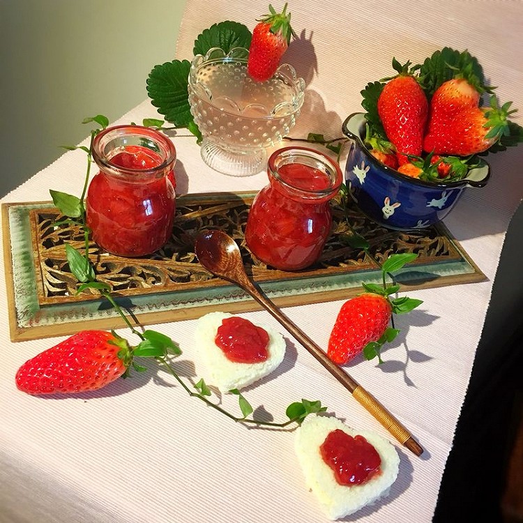 纯手工自制大果粒草莓果酱+杜绝浪费滴草莓特饮的做法
