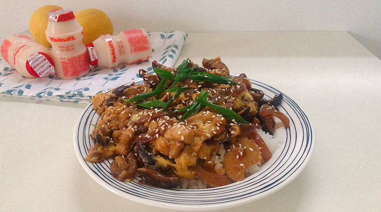 香菇滑鸡炸酱盖饭：好吃到一米不剩的做法