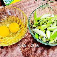 芦笋炒鸡蛋的做法图解1