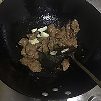 嫩滑的橄榄油黑胡椒炒牛肉的做法图解5