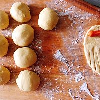 #奇妙烘焙屋#毛毛虫香肠面包的做法图解1