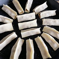 #冬季滋补花样吃法#酸菜牛肉锅贴的做法图解8