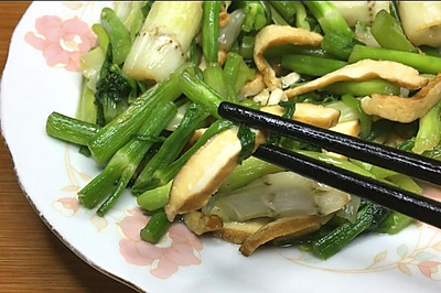 家常香干炒水芹，材料简单，制作方便，鲜香可口，非常下饭。