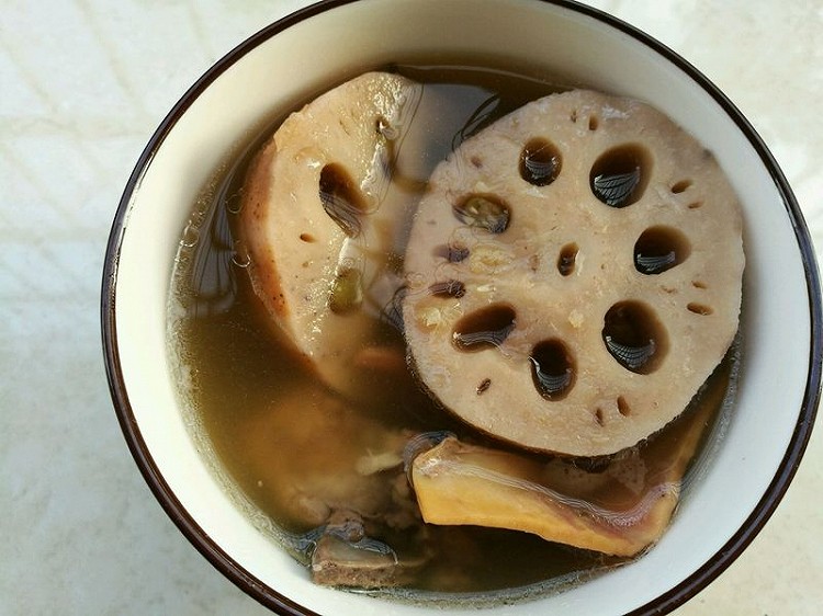 莲藕绿豆排骨汤的做法