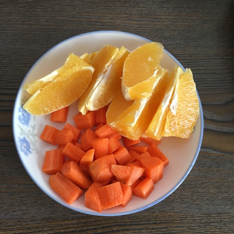 胡萝卜柳橙汁的做法图解1