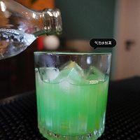 鸡尾酒特调酒单 《老师好～》｜百加得白朗姆&蓝橙的做法图解5