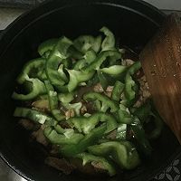 青椒炖土猪肉的做法图解5