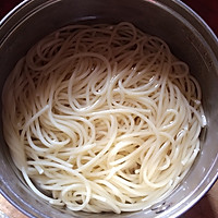 猪肉火腿炒意大利面的做法图解1