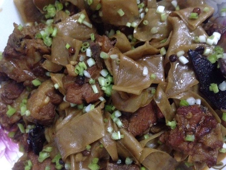 豆皮红烧排骨的做法