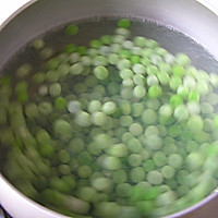 春回大地一品鲜——青豆虾仁的做法图解1