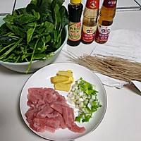 猪肉菠菜炖粉条的做法图解1