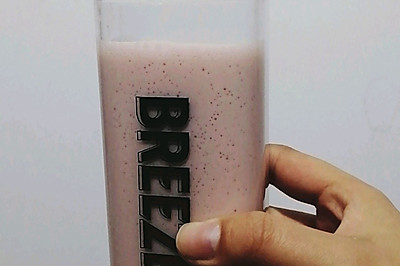 草莓牛奶酸奶