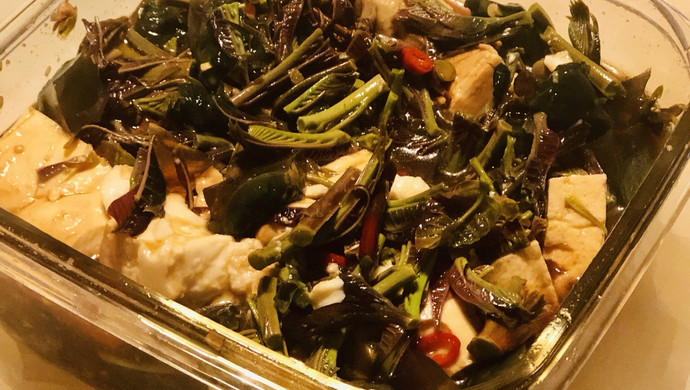 凉拌香椿皮蛋豆腐