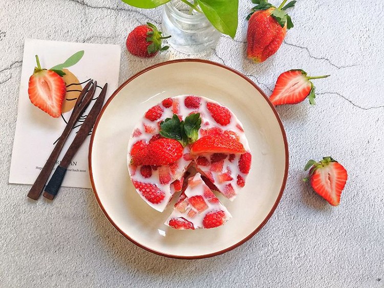 嫩滑Q弹的草莓奶冻的做法