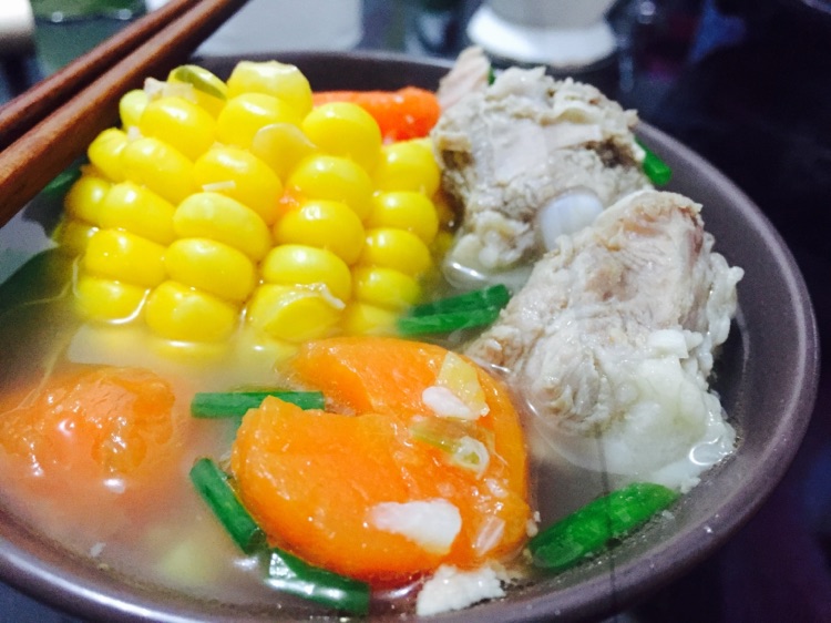 胡萝卜玉米排骨汤