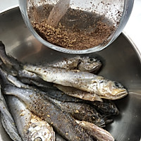 油炸小黄鱼的做法图解2