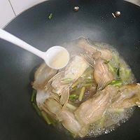 蒜苔焖鱼鳍的做法图解6