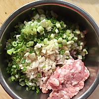 酸菜鱼汆肉丸的做法图解1
