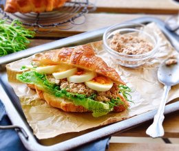 十分钟健康早餐：金枪鱼可颂三明治的做法