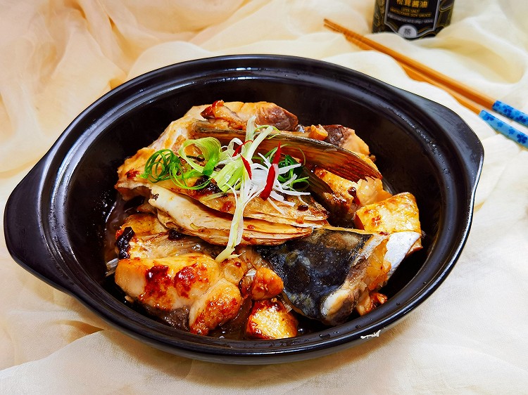 砂锅花鲢鱼头煲的做法