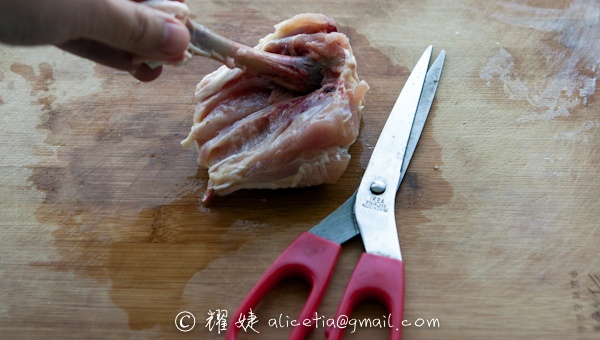 一分钟鸡腿去骨的做法图解3