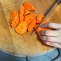 #流感季饮食攻略#冬季来碗暖暖的胡萝卜栗子猪骨汤，增强免疫力的做法图解5