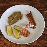 板栗焖鸭掌的做法图解3