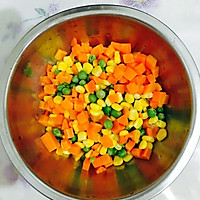 肉丁炒玉米粒豌豆胡萝卜的做法图解2
