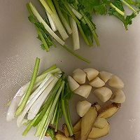 #豪吉川香美味#童年回忆：红焖黄骨鱼锅贴的做法图解2