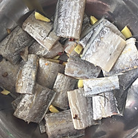 家常红烧带鱼的做法图解1