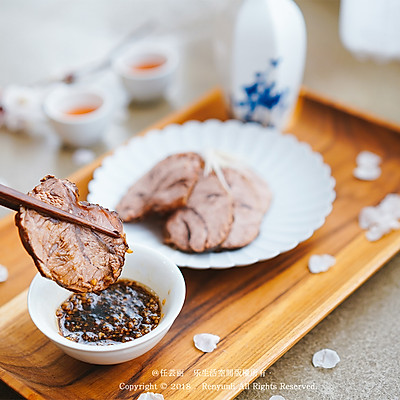 用有态度的【五香卤牛肉】，下有故事的酒