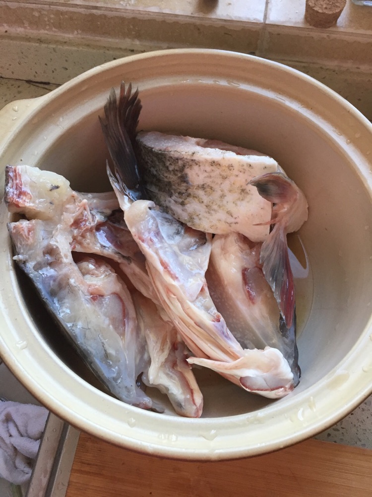 红烧大鱼头泡饼的做法图解1