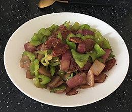辣椒洋葱炒腊肠的做法