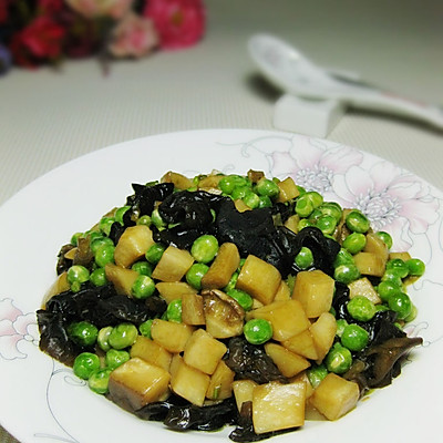 杏鲍菇木耳炒豌豆