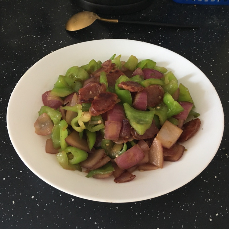 辣椒洋葱炒腊肠的做法
